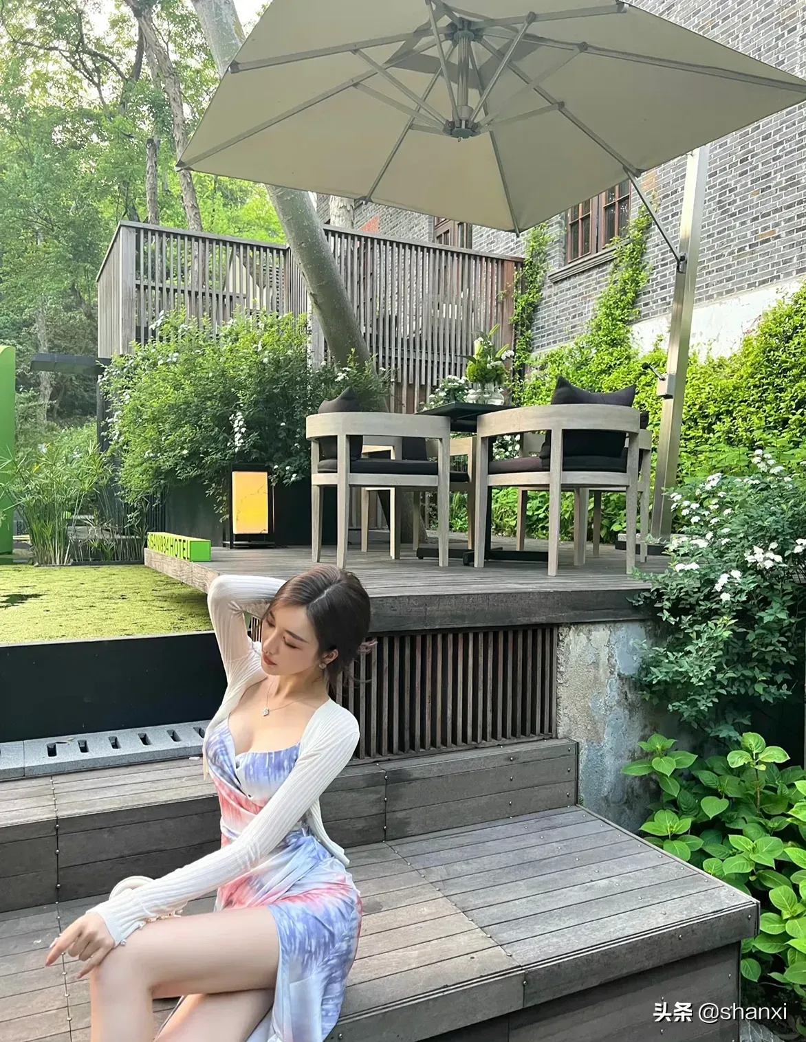 红色机尾迅雷下载